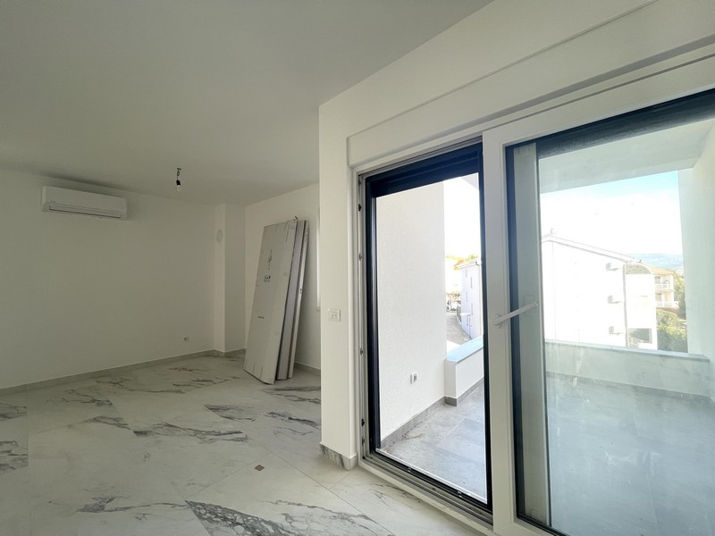 Nyitott nappali nagy ablakkal