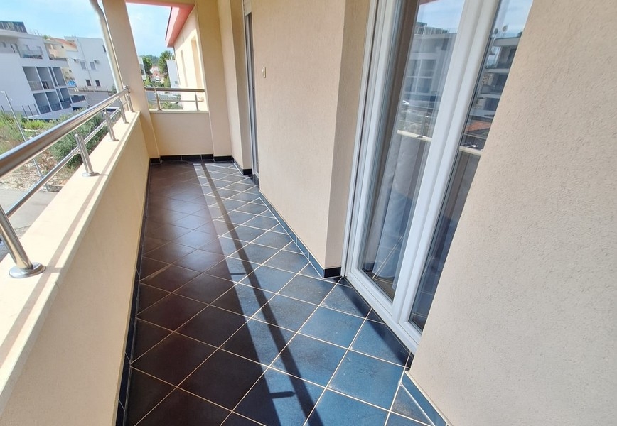 Erkély járólappal és korláttal