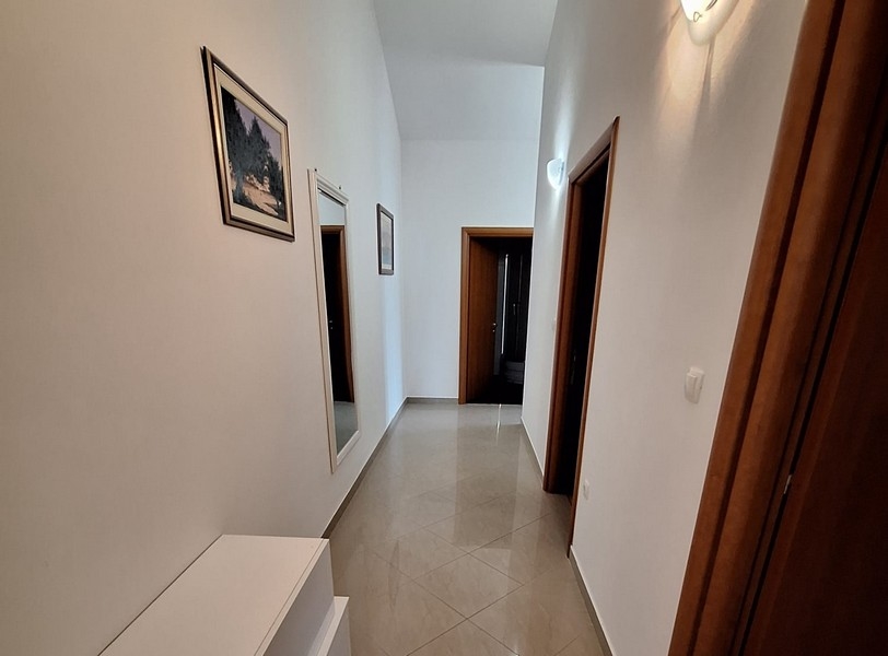 Előszoba fali tükörrel és képekkel