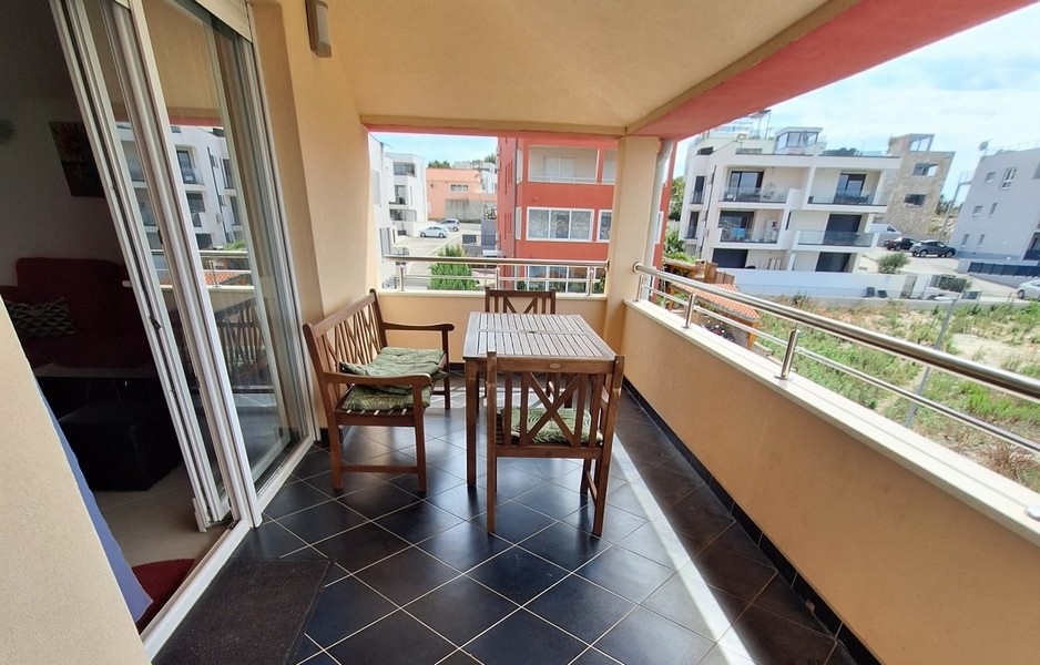 A horvátországi Ciovo szigetén található A3507 ingatlan étkezőasztallal ellátott, fedett erkélye - Panorama Scouting.