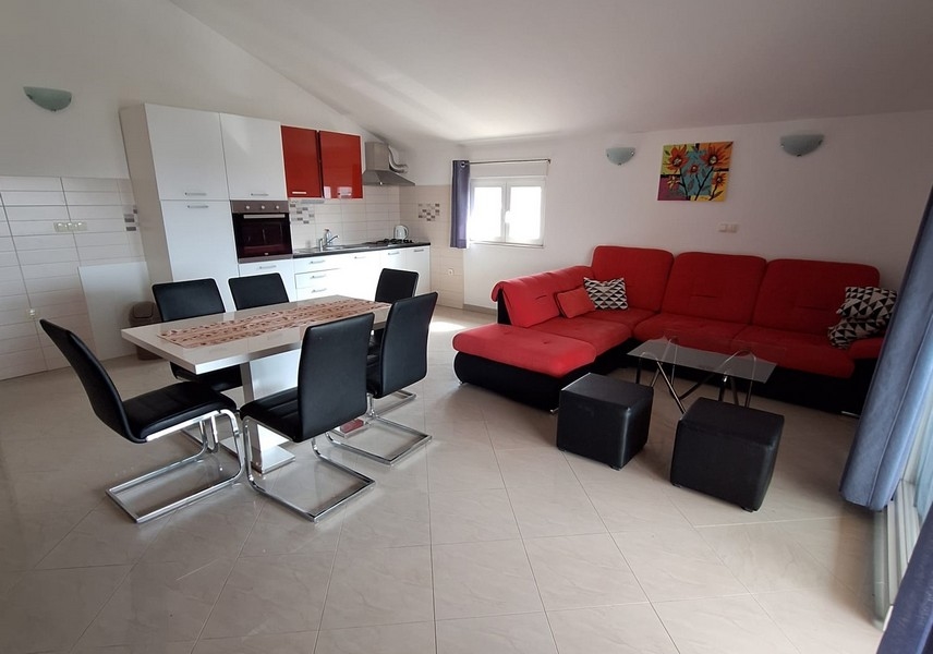 Étkező konyhával és kilátással az apartman kanapéjára.