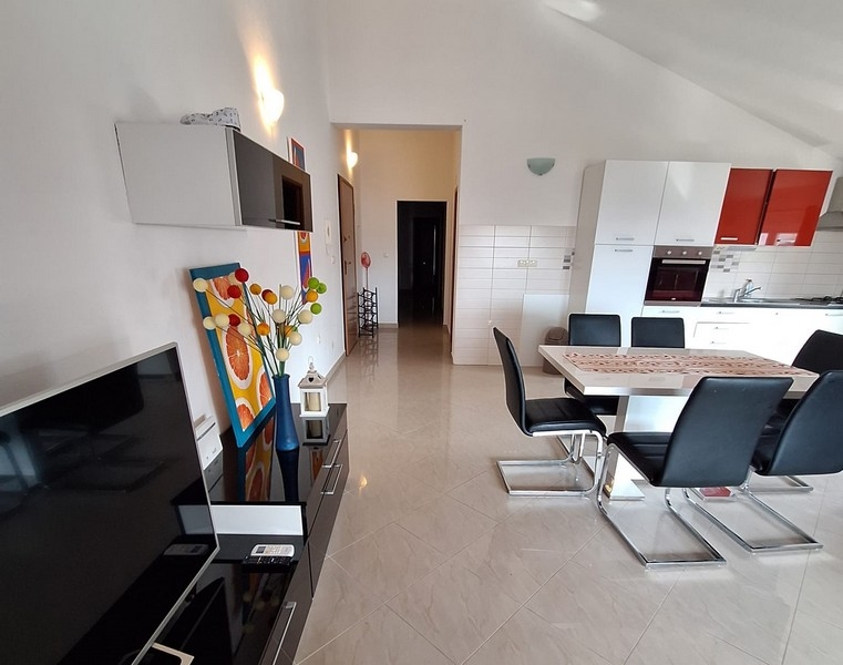 Nyitott konyha étkezővel és modern bútorokkal