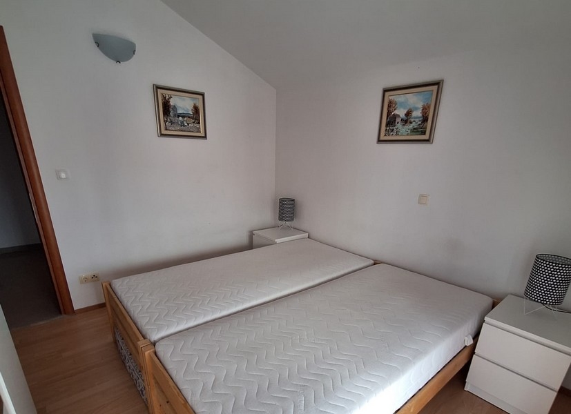 Hálószoba két egyszemélyes ággyal és éjjeliszekrényekkel