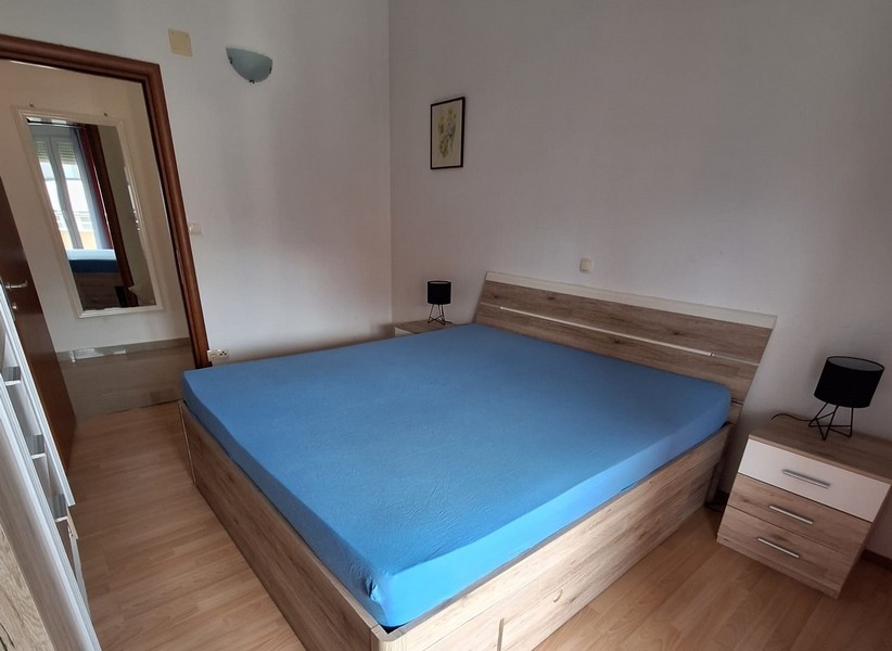 Hálószoba franciaággyal és éjjeliszekrényekkel