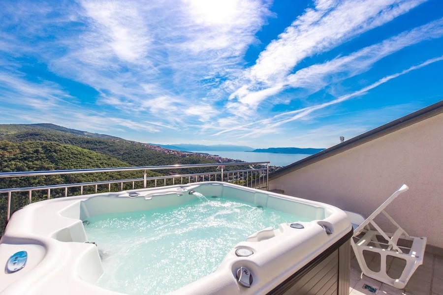 Az A3515 lakás tetőterasza és jakuzzi