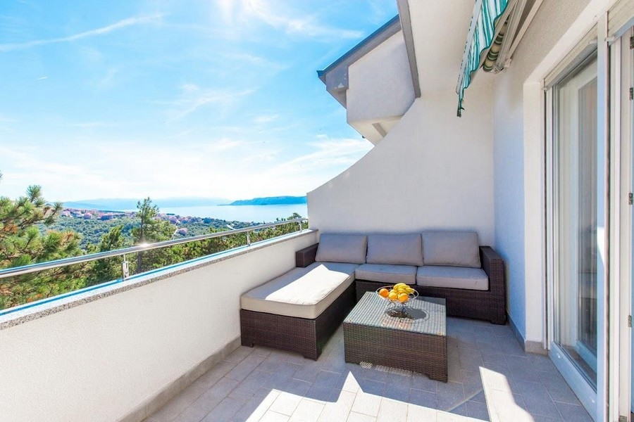 Terasz ülőhellyel és kilátással a tengerre