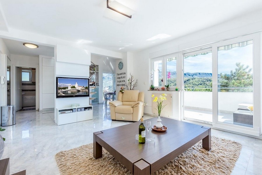 Nappali nagy ablakkal és modern bútorokkal