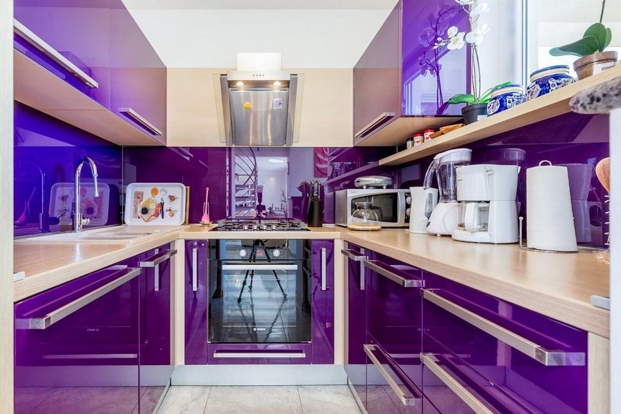 Modern konyha lila magasfényű előlapokkal