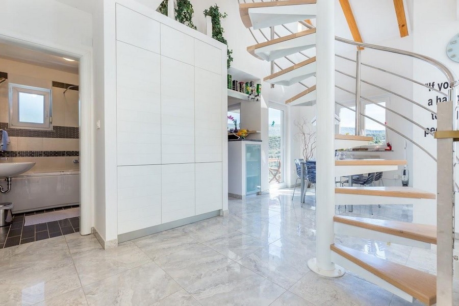 Fa és fém lépcsőház nyitott nappaliban