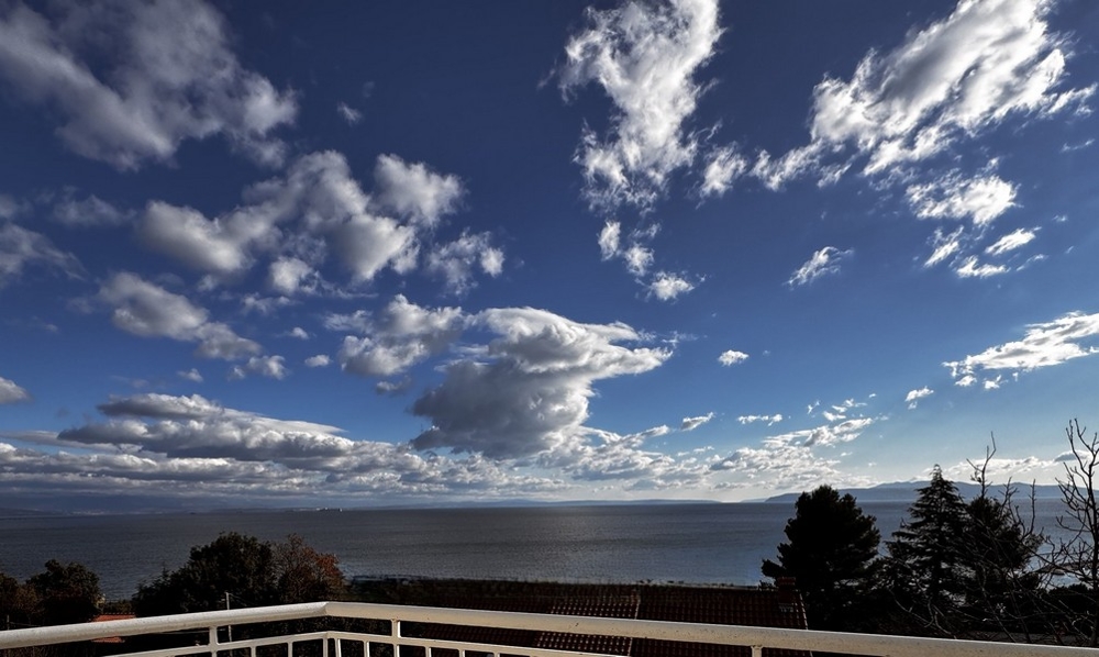 Kilátás az A3519 apartman teraszáról Iciciben, Horvátországban.