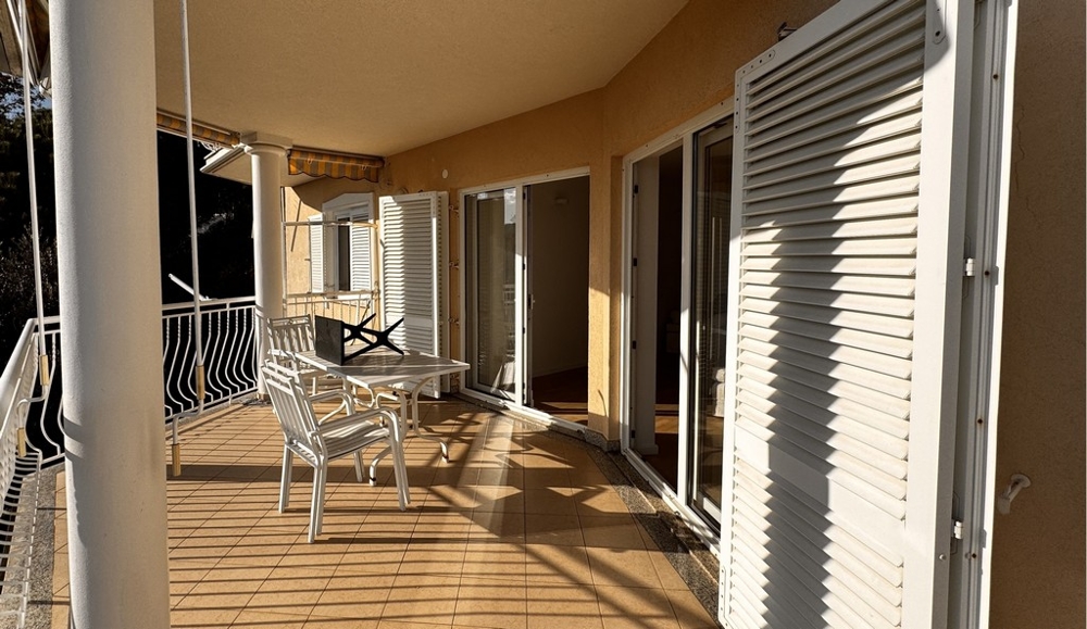 Tágas és napos terasz az A3519 ingatlanhoz Iciciben, a Kvarner-öbölben.