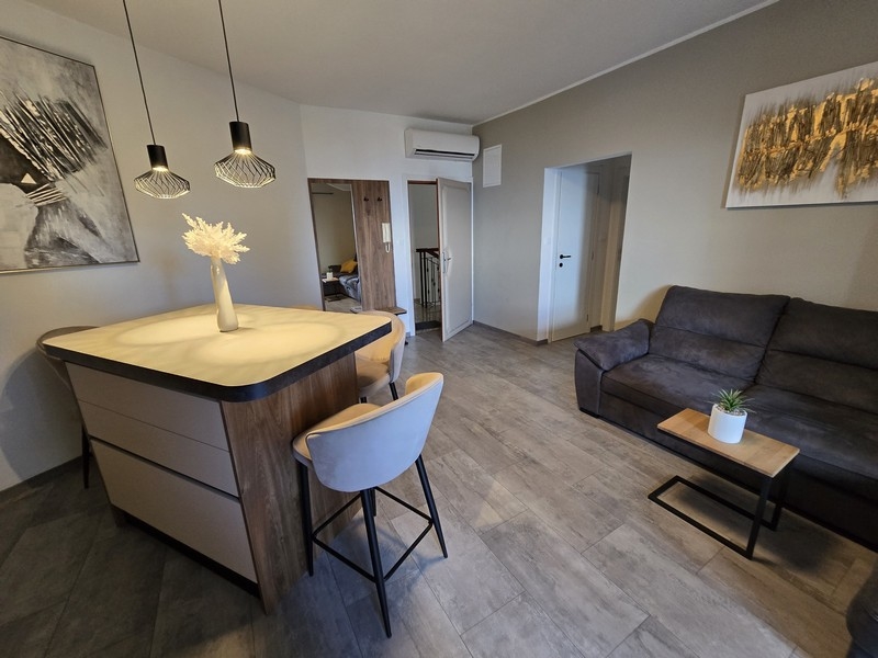 Hangulatos nappali kanapéval, étkezővel és modern konyhával, légkondicionált és bútorozott