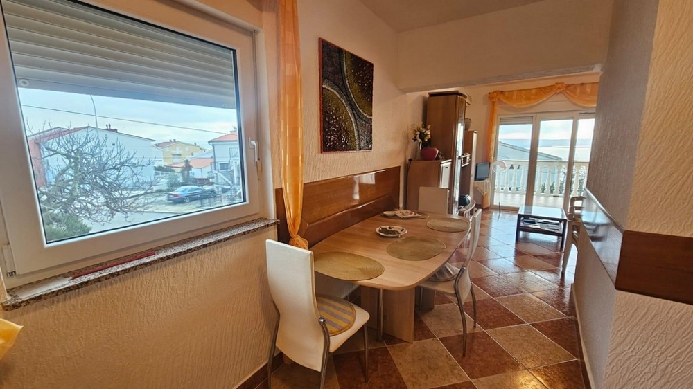 Étkező és kilátás a teraszra.