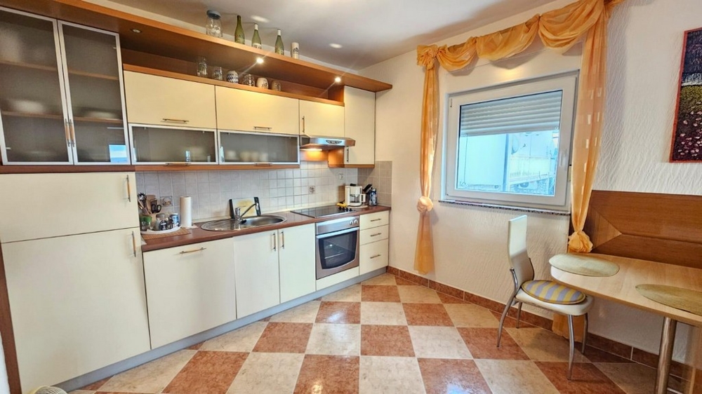 Funkcionálisan berendezett konyha az A3530-as ingatlanban.