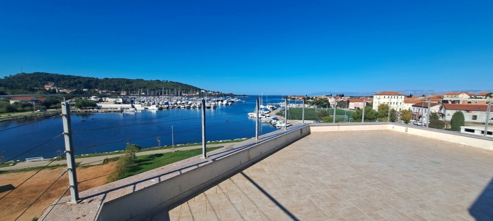 Az A353-as ingatlan tetőterasza a horvátországi Ugljan szigeten.