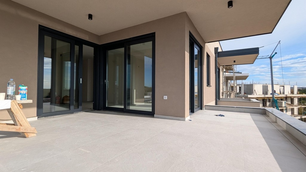 Az isztriai Porec közelében található A3536 lakás fedett terasza.