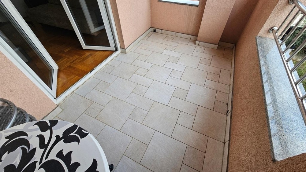 Az A3543-as ingatlan terasza Krk szigetén, Horvátországban.