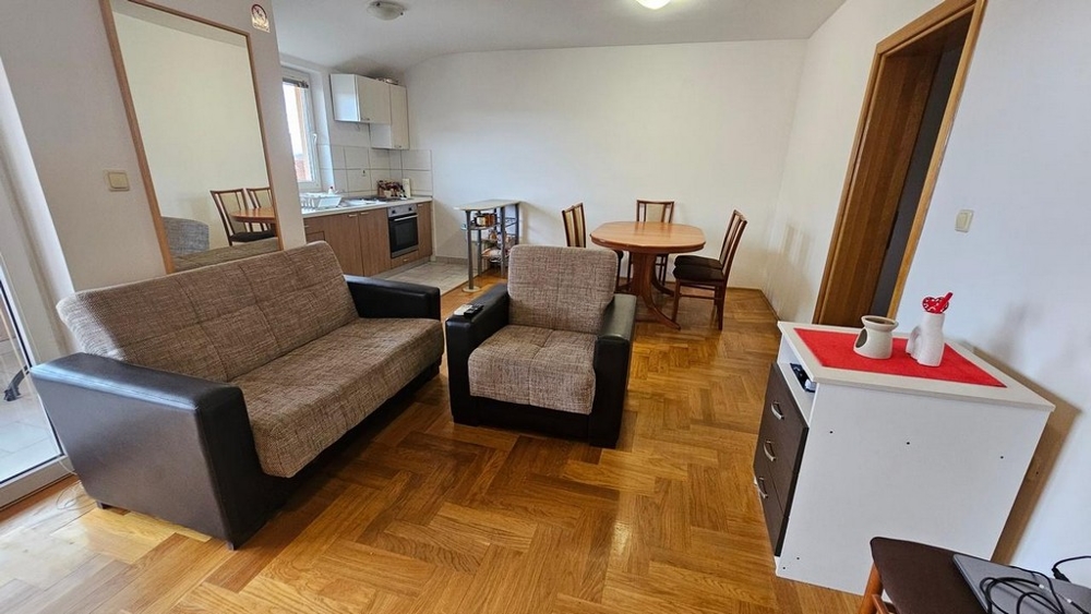 Nappali és kilátás a konyhára a horvátországi A3543 ingatlanban.