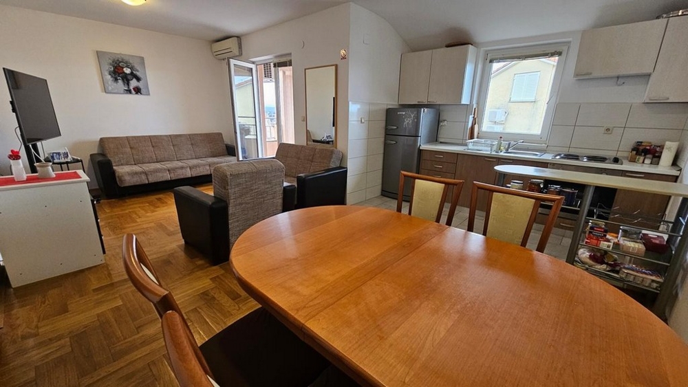 Étkező, konyha és kilátás az A3543 ingatlan nappalijára.