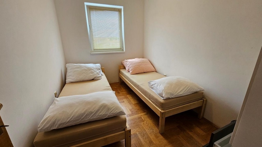 Kis hálószoba két egyszemélyes ággyal.