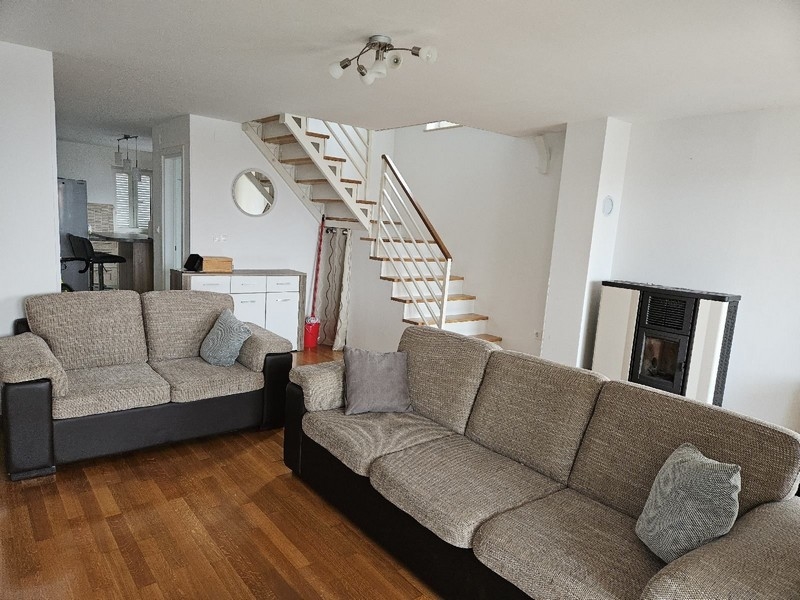 Nappali kanapéval, lépcsővel és pellet kályhával