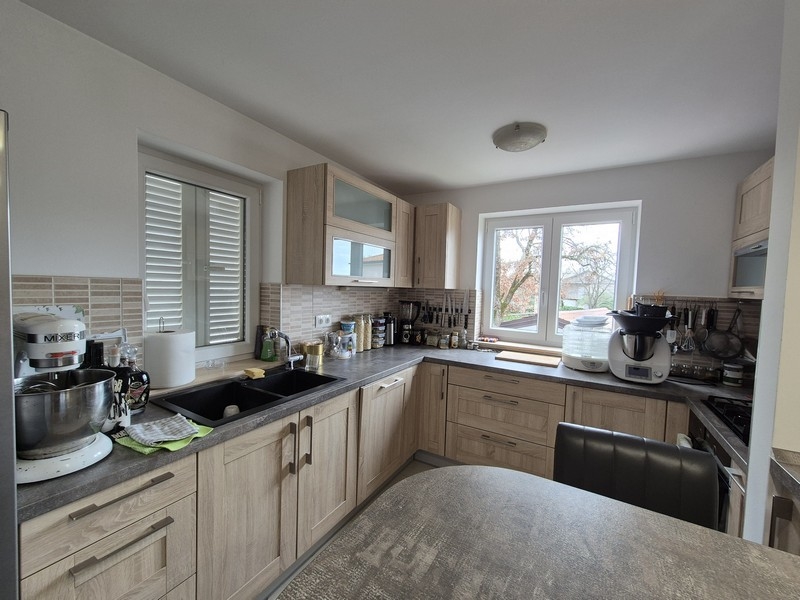 Modern konyha fa homlokzattal és külső kilátással