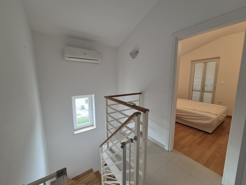 Kilátás a lépcsőn a hálószobába.