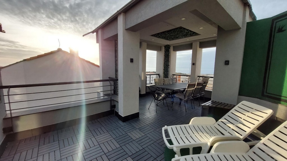 Az A3545 apartman nagy terasza Horvátországban.