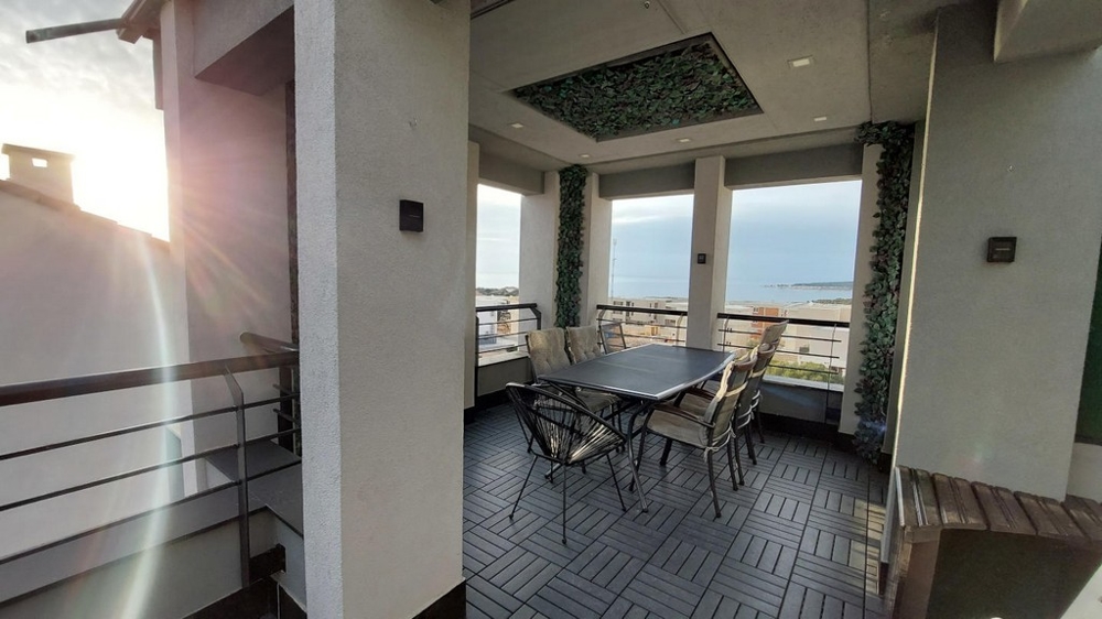Nagy terasz, kilátással a tengerre az A3545-ös ingatlan Novaljában.