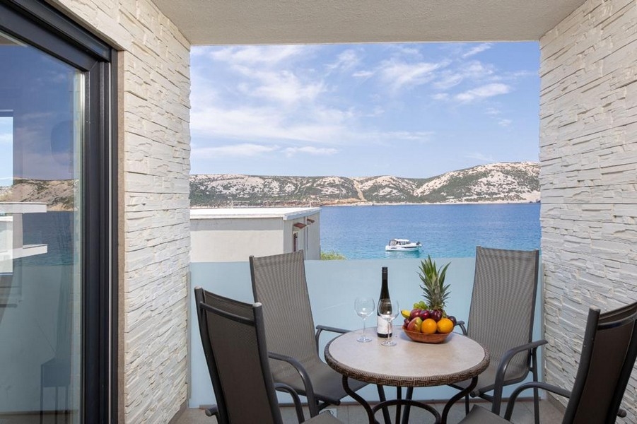 Kilátás a tengerre az A3547 ingatlan loggiájáról a Pag.