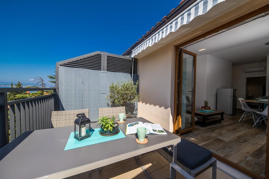 Kilátás a teraszról a lakáson belüli nappalira.