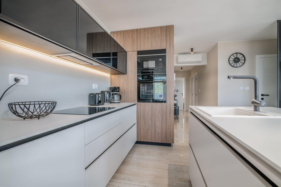 Fa és magasfényű előlapokkal ellátott konyhasarok, LED világítás