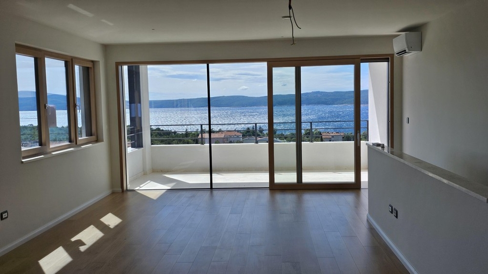 Eladó ez a gyönyörű tengerre néző lakás.