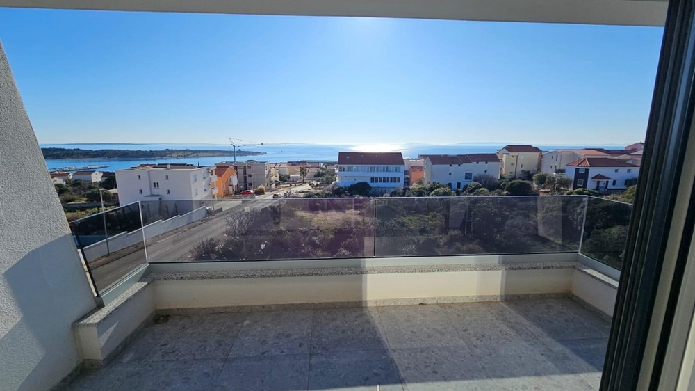 Terasszal és tengerre néző kilátással az A3581-es lakáshoz, amely eladó Pag szigetén, Novalja városában.