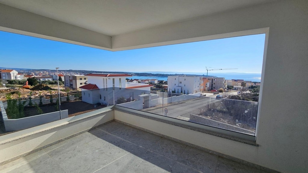 Tágas és fedett terasz, kilátással Novaljára és a tengerre.