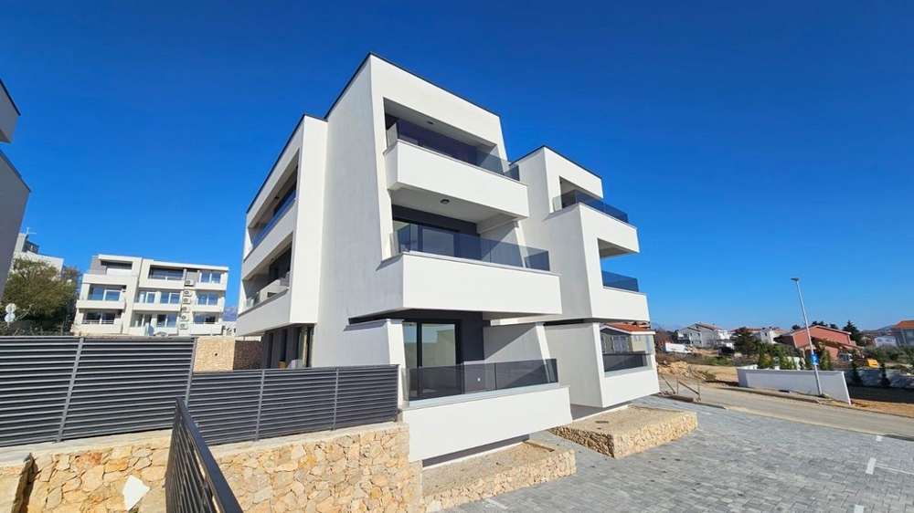 Több lakás is eladó ebben a modern új épületben Horvátországban.