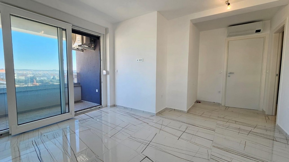 Világos nappali, kijárattal az erkélyre és kilátással a tengerre