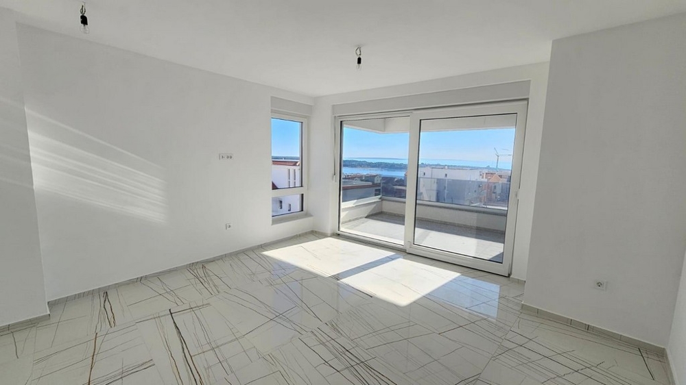 Tágas nappali panorámás ablakokkal és kilátással a tengerre