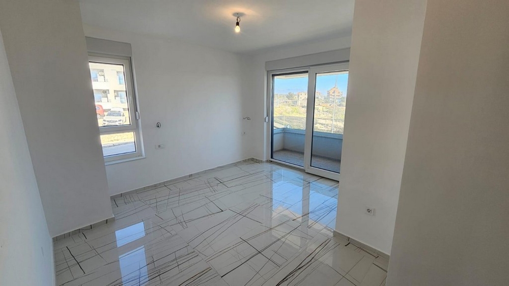 Erkélyes hálószoba nagy ablakokkal