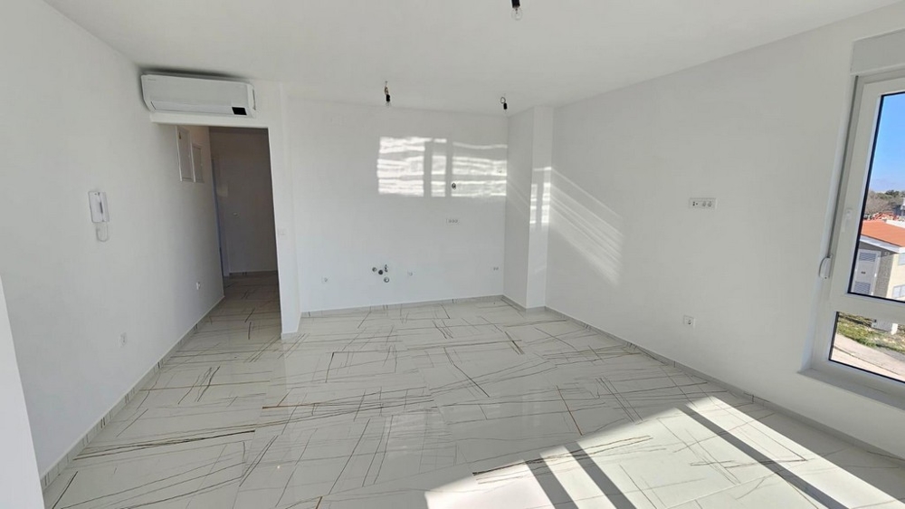 Modern nappali légkondicionálóval és sok természetes fénnyel