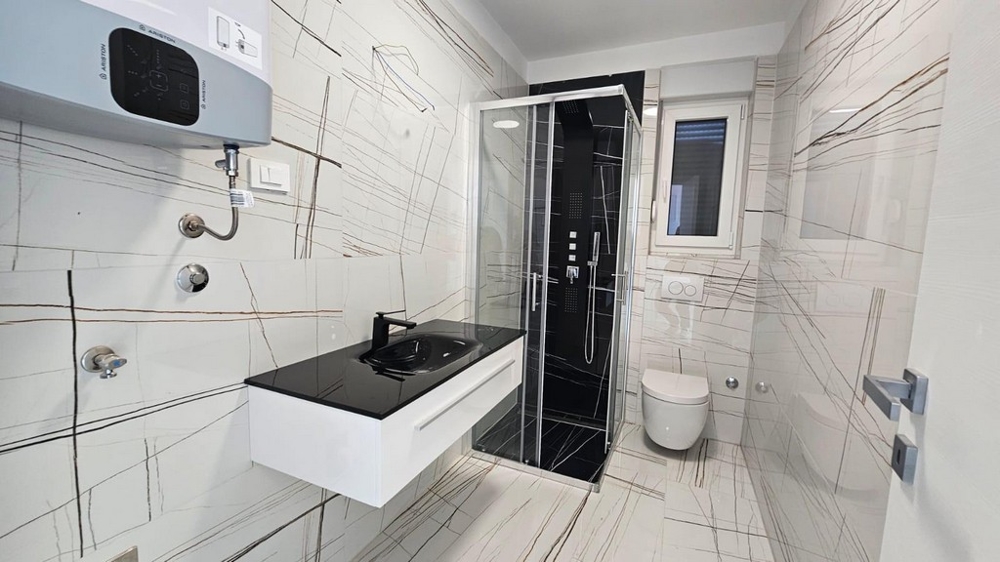 Kiváló minőségű fürdőszoba zuhanyzóval és ablakkal