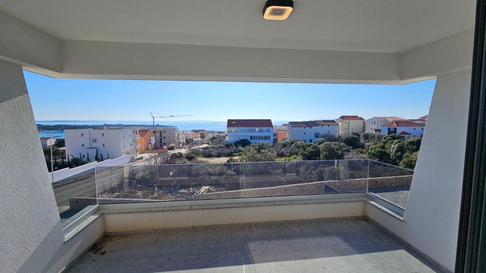 Fedett terasz tengerre néző kilátással a horvátországi A3585 ingatlanhoz.