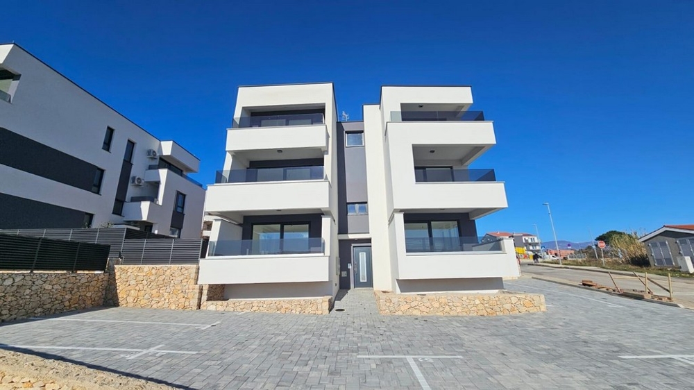 Vásároljon modern apartmanokat a horvátországi Pag szigetén, Novaljában.