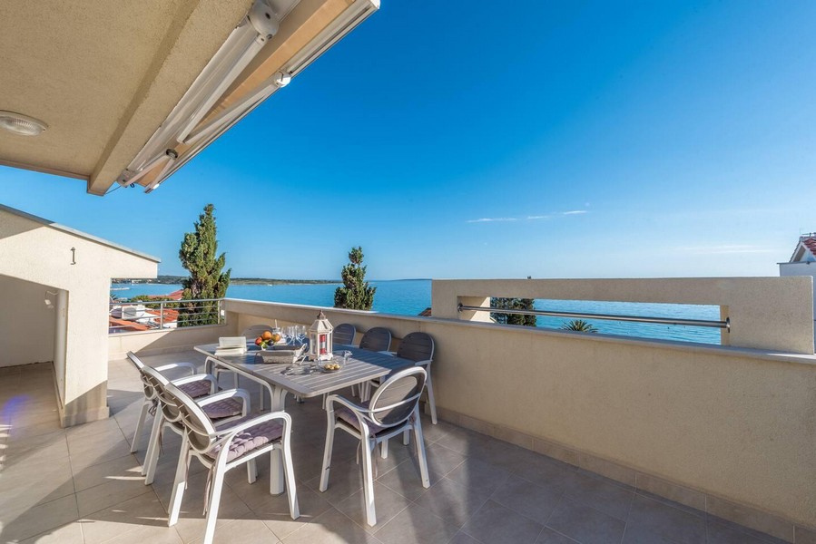 Tengerre néző kilátás az A3591 apartman tetőteraszáról Novaljában, Pag szigetén.