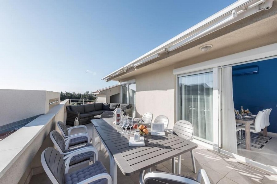 Tágas tetőterasz a horvátországi A3591 ingatlanhoz.