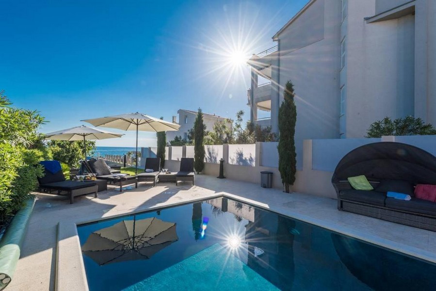 Napos medenceterület tengerre néző kilátással