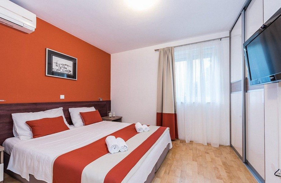 Hálószoba franciaággyal és beépített gardróbbal