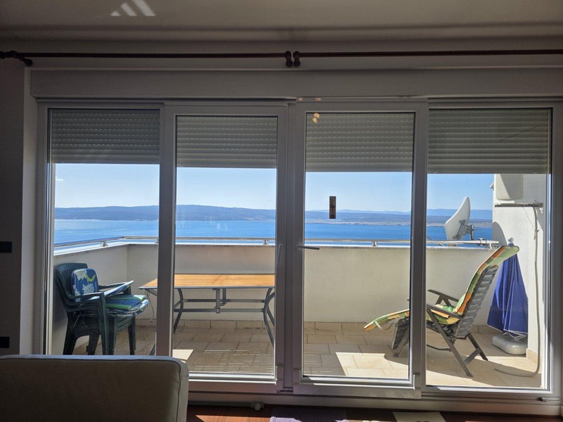 Tengerre néző kilátás az A3596-os ingatlan nappalijából, Crikvenica közelében, a Kvarner-öbölben.