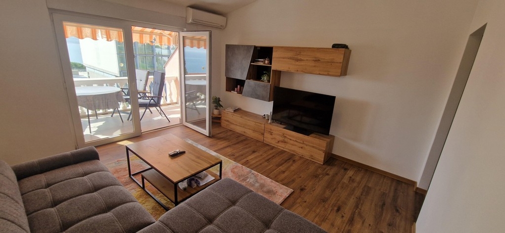 Modern berendezésű, légkondicionált nappali.