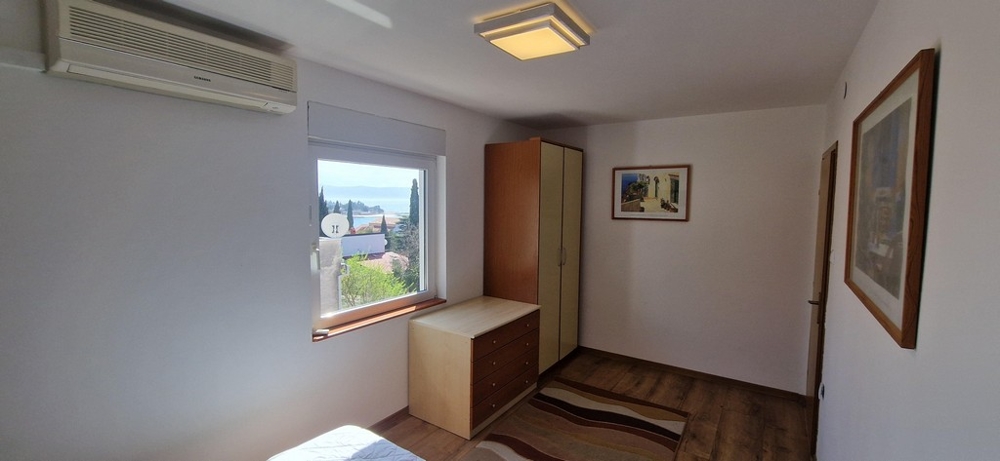 Hálószoba tengerre néző ablakkal